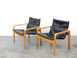 vintage-blank-houten-fauteuils-met -leren-zitting