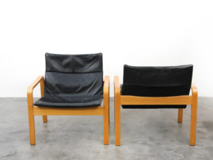 vintage-blank-houten-fauteuils-met -leren-zitting