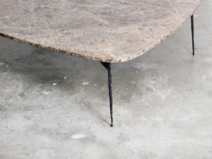 Marmeren salontafel-asymetrisch blad-handgesmede pootjes-Bebop-bebopvintage