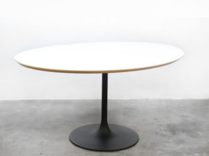 Bebop-Ovale tafel-wit multiplex met formica blad-Zwarte trompetvoet