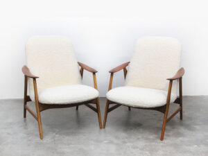 Bebop-scandinavische teakhouten fauteuils-roomkleurig boucle-vintage furniture-bebopvintage