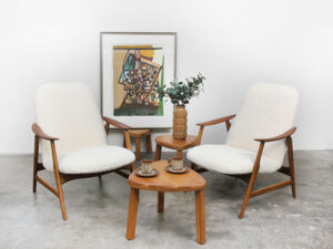 Bebop-scandinavische teakhouten fauteuils-roomkleurig boucle-vintage furniture-bebopvintage