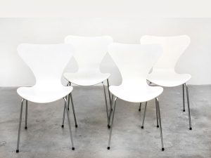 Bebop-Arne Jacobsen-Fritz Hansen-vlinderstoelen wit-vintage furniture-bebopvintege