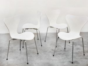 Bebop-Arne Jacobsen-Fritz Hansen-vlinderstoelen wit-vintage furniture-bebopvintege