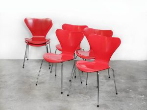 Bebop-Arne Jacobsen-Fritz Hansen-vlinderstoelen rood-vintage furniture-bebopvintege